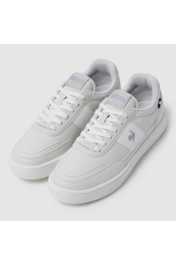 리치알트 V3 (그레이 QR123LCU12) 여성 운동화는 캐주얼, 미니멀, 스포티한 스타일을 추구하는 여성분들을 위한 제품입니다. 라운드 앞코에 2.5cm 플랫 굽으로 편안함을 더했으며, 봄, 여름, 가을 계절에 적합합니다. 가볍고 통기성이 우수한 합성가죽과 폴리에스터 소재로 제작되어 일상적인 산책룩에 최적입니다. 무지 패턴의 그레이 컬러는 어떤 옷에도 잘 어울리며, 레이스업 디자인으로 발을 안정적으로 감싸줍니다. 로우탑 디자인으로 활동성을 높였습니다.
