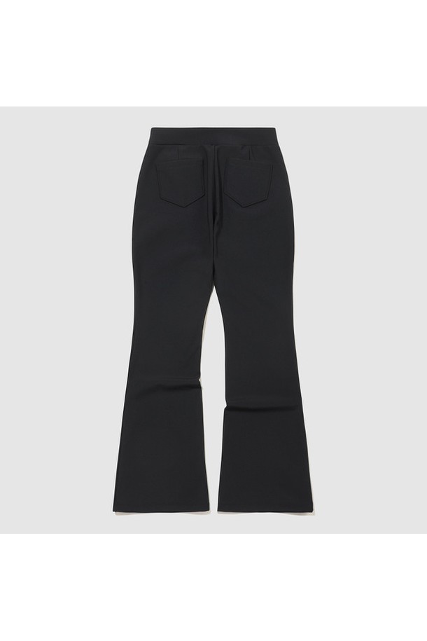 여성 부츠컷 기모 본딩 팬츠 - 블랙 QQ422OFPO5는 겨울철 출근룩을 위한 베이직 스타일의 부츠컷 팬츠입니다. 블랙 컬러에 레귤러핏으로, 폴리에스터, 나일론, 폴리우레탄 혼방 소재로 제작되어 부드러운 촉감을 선사합니다. 안감은 기모 처리되어 보온성을 높였으며, 두께감 있는 소재와 본딩 처리로 한겨울 추위에도 따뜻하게 착용 가능합니다. 허리 밴딩 디테일로 편안한 착용감을 제공하는 미니멀하고 클래식한 디자인의 긴바지입니다.
