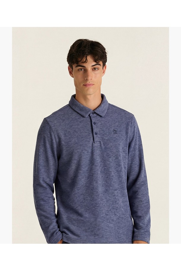 남성 투톤 멜란지 기모 카라 티셔츠 데님블루 MQ421MTLN2는 가을, 겨울 시즌 골프 및 일상에서 활용하기 좋은 남성용 카라 티셔츠입니다. 데님블루 컬러의 멜란지 투톤 디자인으로 캐주얼, 스포티, 클래식한 스타일을 연출할 수 있습니다. 부드러운 촉감의 폴리에스터, 레이온, 폴리우레탄 혼방 소재에 기모 안감을 더해 보온성을 높였습니다. 레귤러핏과 레귤러 기장으로 편안한 착용감을 제공하며, 긴소매 디자인으로 쌀쌀한 날씨에도 따뜻하게 입을 수 있습니다.
