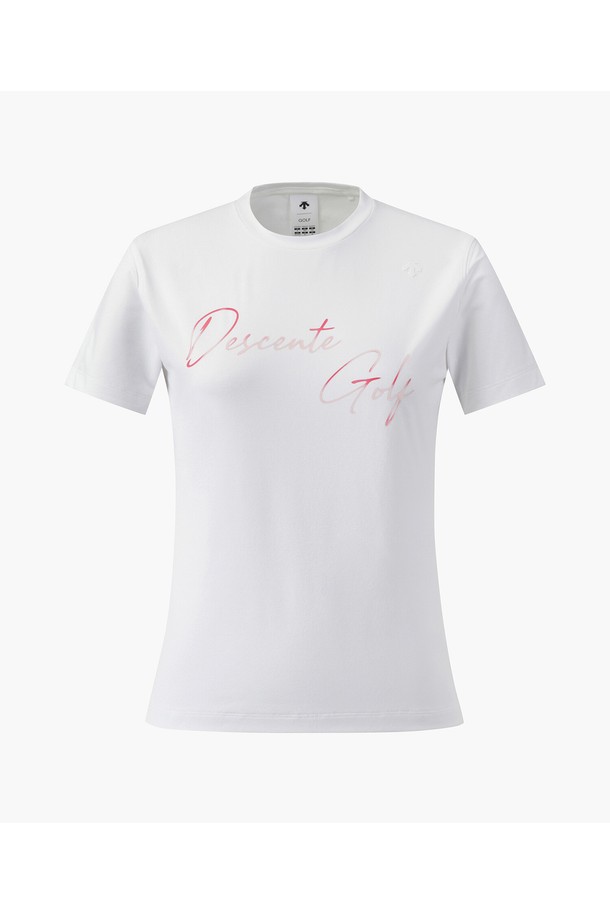 여성 라운드넥 반팔 티셔츠 DP22WFNS4G는 봄, 여름 시즌에 골프 및 일상용으로 활용하기 좋은 레귤러핏 반팔 티셔츠입니다. 스포티하면서도 미니멀한 스타일을 추구하는 여성 고객에게 적합하며, 무지 디자인으로 어떤 하의와도 쉽게 매치할 수 있습니다. 폴리에스터와 폴리우레탄 혼방 소재로 제작되어 얇고 가벼운 착용감을 제공하며, 라운드넥 디자인으로 편안하게 착용할 수 있습니다. BLKG, OWHG 두 가지 컬러 옵션으로 만나보세요.
