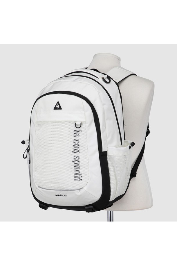 에어플로트 백팩(28L) - 크림 QR123ABP11은 여성용 백팩으로, 미니멀, 캐주얼, 클래식 스타일의 여행룩에 잘 어울립니다. 크림색상의 무지 디자인에 나일론과 폴리에스터 소재를 사용하여 튼튼하고, 가로 33cm, 세로 48cm, 폭 16cm 크기에 28L의 넉넉한 수납공간을 제공하는 라지 사이즈의 대용량 백팩입니다. 지퍼형 잠금 방식으로 내용물을 안전하게 보호하며, 일상 및 여행 시 편리하게 사용 가능합니다. 무게는 874g입니다.
