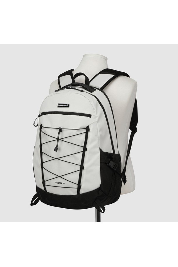 **벤트라 백팩(30L) - 크림 QR123ABP12**는 여성스러운 여행룩을 완성하는 30L 라지 사이즈 백팩입니다. 부드러운 크림 컬러의 무지 디자인과 폴리에스터 소재로, 미니멀, 캐주얼, 클래식 스타일을 연출합니다. 더블 지퍼, 전면 및 측면 포켓, 크로스 스트랩 디테일이 실용성을 더하며, 사각형 모양에 지퍼형 잠금 방식으로 소지품을 안전하게 보관할 수 있습니다. 넉넉한 수납공간으로 일상 및 여행 시 편리하게 사용할 수 있습니다.
