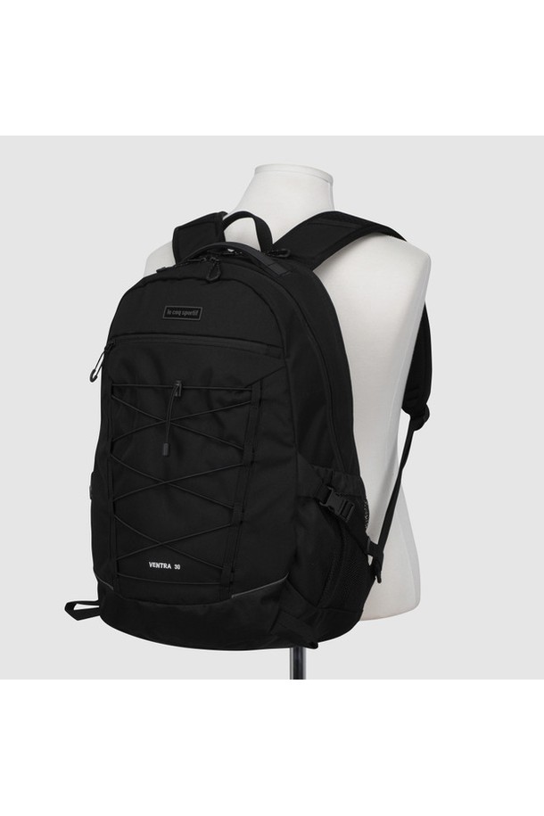 벤*트라 백팩(30L) - 블랙 QR123ABP12는 여성 고객을 위한 30L 라지 사이즈의 블랙 백팩입니다. 폴리에스터 소재로 제작되어 튼튼하며, 무지 디자인에 지퍼와 포켓 디테일로 실용성을 더했습니다. 일상, 여행 등 다양한 용도로 활용 가능하며, 더블 지퍼와 측면 포켓으로 편리함을 높였습니다. 미니멀, 캐주얼, 클래식 스타일의 여행룩, 출근룩에 잘 어울리는 실용적인 가방입니다. 수납력 또한 뛰어나 소지품을 안전하게 보관할 수 있습니다.
