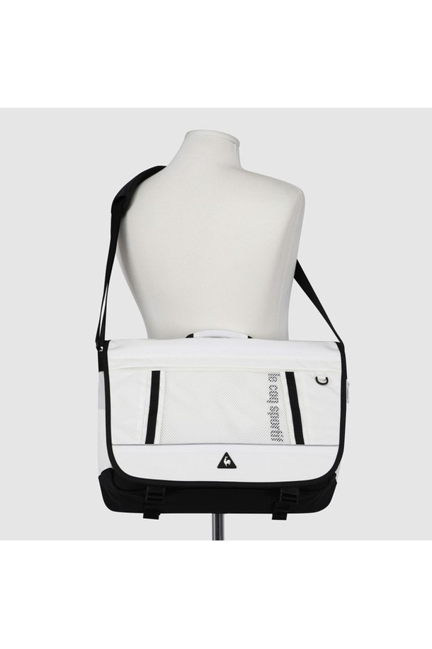 에어플로트 메신저백 - 크림 QR123ABG11은 15L 용량의 미디엄 사이즈 메신저백입니다. ROBC-AIR 소재와 CREORA Nylon HYOSUNG 기술을 적용하여 고강도 내구성을 갖췄으며, 찢어짐을 방지합니다. 17인치 노트북과 태블릿을 안전하게 수납할 수 있으며, 지퍼형 잠금 방식으로 내용물을 보호합니다. 크림과 블랙 두 가지 색상으로 출시되었으며, 무지 디자인에 재귀반사 디테일이 돋보입니다. 일상과 여행 등 다양한 TPO(Time, Place, Occasion)에 활용 가능한 미니멀, 캐주얼, 시티보이 스타일의 가방입니다.
