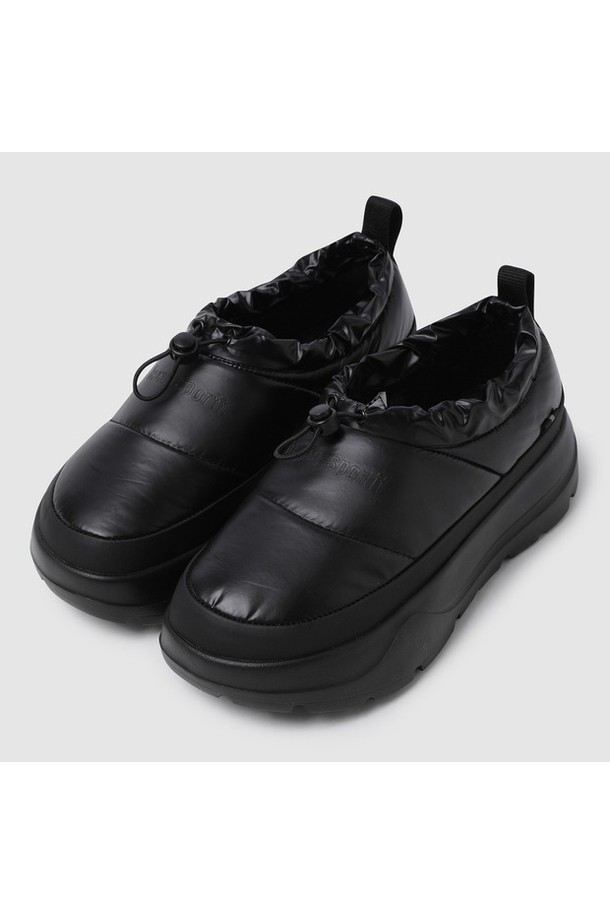 코제트 패디드 - 블랙 QQ423LWIO1은 겨울철 포근함과 스타일을 모두 갖춘 여성용 부츠입니다. 라운드 앞코에 블랙 컬러, 무지 패턴으로 어떤 옷에도 잘 어울리는 캐주얼하고 미니멀한 디자인을 자랑합니다. 합성가죽과 폴리에스터 소재로 제작되었으며, 안감은 패딩 처리되어 뛰어난 보온성을 제공합니다. 슬립온 형태로 편안하게 착용 가능하며, 앵클 탑라인과 플랫 플랫폼 굽은 안정적인 착화감을 선사합니다. 사이즈 조절이 가능하며, 패딩 디자인과 유니섹스 스타일로 남녀 모두 착용할 수 있습니다.
