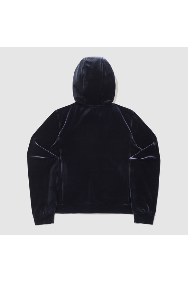 네이비 컬러의 여성 얼리스프링 슬림핏 벨벳 후드 집업 QR122OFT15입니다. 부드러운 촉감의 벨벳, 폴리에스테르, 폴리우레탄 혼방 소재로 제작되어 봄 시즌에 적합하며, 보온성을 제공합니다. 슬림핏 디자인과 크롭 기장으로 여성스러운 실루엣을 연출하며, 캐주얼 및 스포티한 스타일을 모두 소화할 수 있습니다. 은은한 광택감과 체형을 잡아주는 패턴, 투톤 컬러 배색이 특징이며, 긴 소매와 집업 스타일로 편안하게 착용 가능합니다. 일상복으로 활용하기 좋은 아이템입니다.
