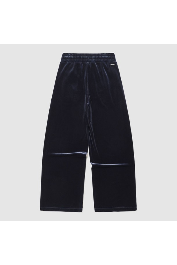 여성 얼리스프링 와이드핏 벨벳 팬츠 - 네이비 QR122OFP15는 부드러운 촉감의 벨벳 소재와 은은한 광택감이 돋보이는 바지입니다. 엉덩이 라인을 잡아주는 디자인과 스트레치 소재로 편안한 착용감을 선사하며, 보온성이 뛰어나 봄철 출근룩과 모임룩에 활용하기 좋습니다. 베이직한 스타일로 클래식, 미니멀, 캐주얼 룩 모두 소화 가능하며, 네이비와 그레이 두 가지 컬러로 만나볼 수 있습니다. 와이드핏 디자인으로 다리가 길어 보이는 효과를 주며, 로고 자수 디테일이 은은하게 포인트를 더합니다. 두께감 있는 소재로 지금부터 봄까지 따뜻하게 즐길 수 있습니다.
