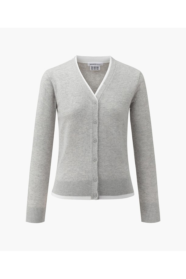 DR12WFKO1A 여성 캐시미어 혼방 브이넥 가디건은 캐시미어, 모, 울, 레이온, 폴리에스테르 등의 고급 소재를 혼방하여 부드러운 촉감을 선사합니다. 봄, 가을, 겨울 세 계절 모두 활용 가능하며, 클래식, 베이직, 스포티한 스타일을 연출할 수 있습니다. 레귤러핏의 긴 소매 기장으로 편안한 착용감을 제공하며, 무지 또는 배색 패턴으로 다양한 코디에 활용하기 좋습니다. 브이넥 디자인과 싱글 버튼 여밈으로 세련된 실루엣을 강조하며, 골프룩이나 일상복으로 폭넓게 활용할 수 있습니다. 그레이, 화이트 두 가지 색상으로 출시되어 취향에 맞게 선택 가능합니다.
