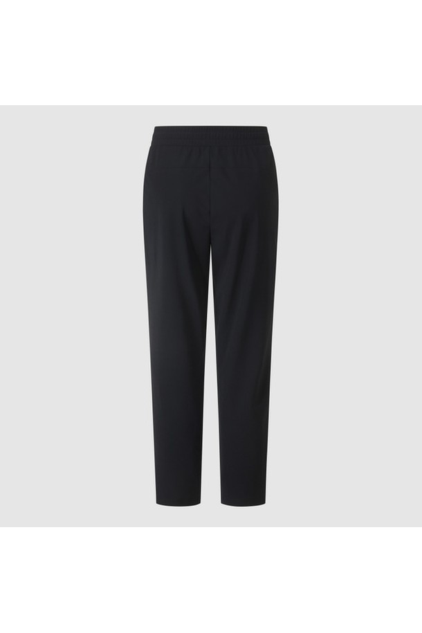 유니 트리코트 본딩 트랙팬츠 - 블랙 QR123EFP11은 남녀 공용으로, 일상과 운동 모두에 적합한 트랙팬츠입니다. 가을, 겨울에 입기 좋도록 두꺼운 두께감과 기모 안감으로 보온성을 높였습니다. 밴딩 허리, 히든 스트링, 신축성, 재귀반사 등의 특징을 갖춘 레귤러핏, 일자핏 디자인의 트랙팬츠로 스포티, 베이직, 캐주얼 스타일을 연출할 수 있습니다. 폴리에스테르, 나일론, 폴리우레탄 혼방 소재로 제작되었으며, 무지 또는 로고 패턴으로 출시되었습니다. 출근룩, 피트니스룩, 러닝룩 등 다양한 TPO에 활용 가능합니다.
