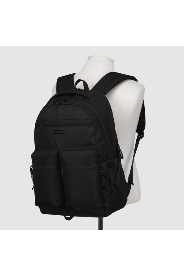 엔듀릭스 백팩(26L) - 블랙 QR123ABP13은 출근룩, 여행룩, 비즈니스 캐주얼에 잘 어울리는 백팩입니다. 미니멀, 클래식, 캐주얼 스타일을 모두 소화하며, 넉넉한 26L 용량으로 라지 사이즈의 수납 공간을 제공합니다. 블랙 컬러의 무지 디자인에 로고 포인트가 더해져 심플하면서도 세련된 느낌을 줍니다. 폴리에스테르와 코듀라 소재를 사용하여 내구성이 뛰어나며, 노트북 수납, 경량, 통기 기능으로 실용성을 높였습니다. 아코디언 수납, 분리 수납, 캐리어 슬리브, 체스트 벨트, 등판 에어매쉬 등의 다양한 특징을 갖춘 지퍼형 백팩입니다.
