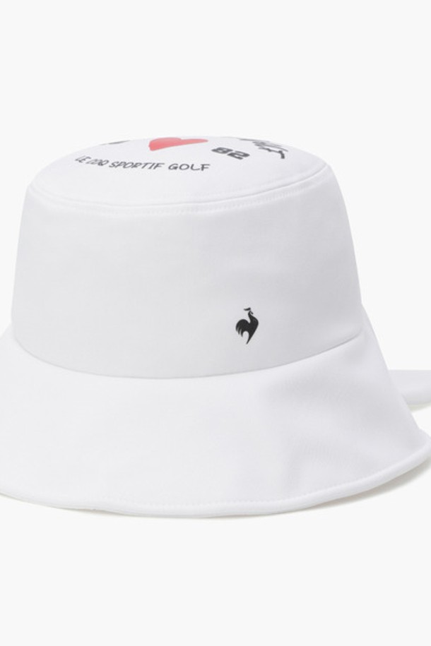 여성 그래픽 버킷 햇 (GQ122LCP22)은 골프 및 일상 스타일을 위한 모자입니다. 블랙과 화이트 두 가지 색상으로 출시되었으며, 폴리에스터, 레이온, 폴리우레탄 혼방 소재로 제작되어 편안한 착용감을 제공합니다. 탈부착 가능한 리본 장식이 있으며, 탑 크라운 부분에는 시즌 아트워크 프린트가 더해져 개성 있는 포인트를 줍니다. 챙 넓이는 8cm로, 캐주얼, 미니멀, 클래식 스타일을 모두 소화할 수 있는 아이템입니다.
