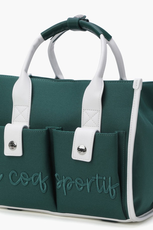 여성 캔버스 스퀘어 토트백 (GQ122LBG23)은 캐주얼, 스포티, 미니멀 스타일을 추구하는 여성들을 위한 가방입니다. 폴리에스터와 폴리우레탄 소재로 제작되었으며, 블랙(BLCK)과 그린(GREN) 두 가지 색상으로 제공됩니다. 미디엄 사이즈의 무지 디자인이며, 수납 기능을 갖춘 오픈형 가방으로, 골프 및 일상 용도로 활용 가능합니다. 가로 27cm, 세로 22cm, 폭 13cm, 중량 550g이며, 캔버스 소재의 사각 토트백으로 골프룩에 포인트를 더합니다.
