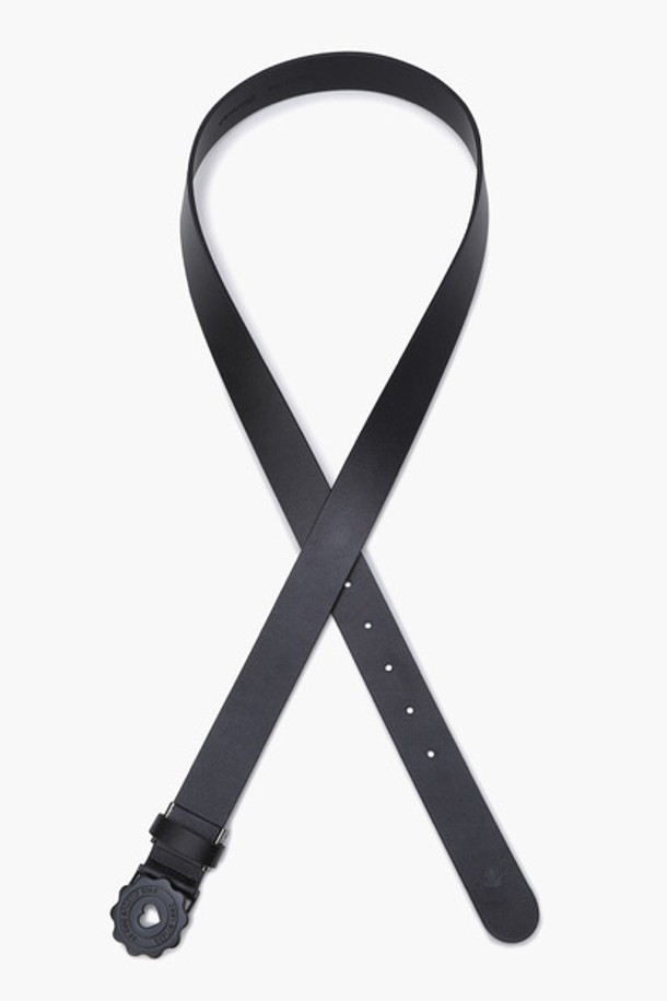 여성 하트 버클 벨트 (GQ122LBE11)는 데이트룩, 쇼핑룩에 어울리는 액세서리입니다. 미니멀, 클래식, 캐주얼 스타일을 즐겨 입는 여성분들께 추천합니다. 블랙(BLCK), 화이트(WHTE) 두 가지 색상으로 출시되었으며, 천연 소가죽과 합성 가죽을 사용하여 제작되었습니다. 하트 버클 디자인이 특징이며, 폭 3cm, 총길이 114cm(버클 포함)로 제작되었습니다. 일상에서 활용하기 좋으며, 오염, 수분, 땀에 노출되지 않도록 주의하여 관리해주세요.
