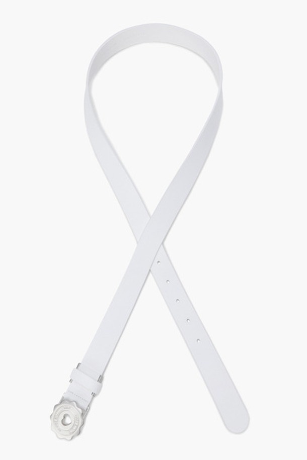 여성 하트 버클 벨트 (GQ122LBE11)는 클래식하고 미니멀한 스타일을 추구하는 골프룩을 위한 벨트입니다. 블랙(BLCK)과 화이트(WHTE) 두 가지 색상으로 출시되었으며, 소가죽과 합성가죽 소재를 사용하여 제작되었습니다. 폭 3cm, 총길이 114cm(버클 포함)이며, 하트 버클 장식이 포인트입니다. 한국에서 제조되었으며, 데상트코리아(주)에서 생산합니다. 버클 방식으로 간편하게 착용할 수 있습니다.
