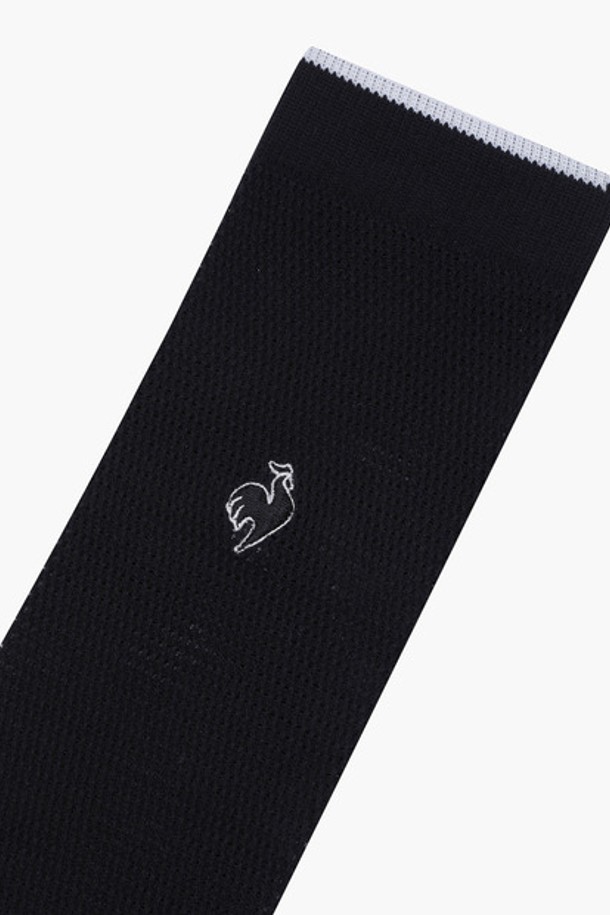 **여성 와플 조직 니삭스 (와플 조직 니삭스 GQ122LKS14)**는 여성 골프룩에 어울리는 스포티하고 미니멀한 디자인의 니삭스입니다. 블랙(BLCK)과 화이트(WHTE) 두 가지 색상으로 출시되었으며, 발길이 23~25cm, 발목길이 38cm입니다. 나일론, 면, 폴리우레탄 혼방 소재의 와플 조직으로 제작되어 편안한 착용감을 제공합니다. 단품으로 판매되며, 골프 활동 시 스타일리시함을 더해줍니다.
