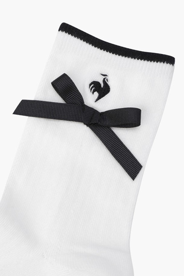 여성 리본 장식 미들 삭스 (GQ122LSO31)는 골프룩, 캐주얼, 걸리시, 미니멀 스타일을 위한 양말입니다. 면, 나일론, 폴리우레탄, 폴리에스터 혼방 소재로 제작되어 사계절 내내 착용 가능합니다. 블랙, 핑크 두 가지 색상으로 제공되며, 발길이 23~25cm에 적합합니다. 리본 장식 디테일이 돋보이는 미들 길이의 단품 양말로, 여성스러운 포인트를 더합니다. 일상생활과 골프 라운딩 시 모두 활용할 수 있습니다.
