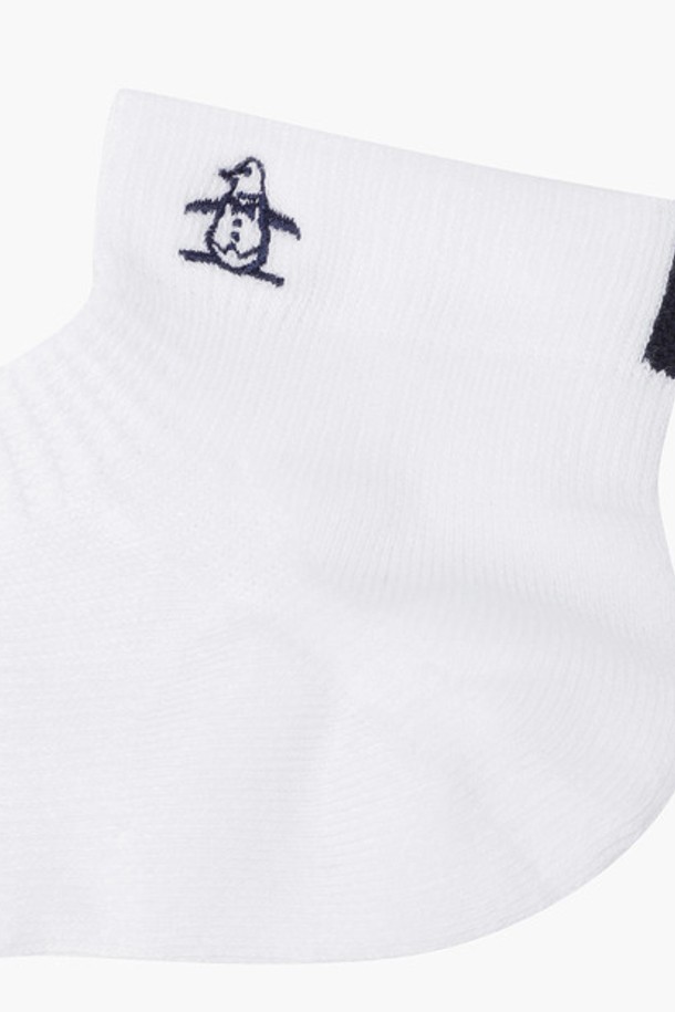 남성 서포트 L자형 앵클 삭스 화이트(MQ111MSO21)는 골프 및 일상 활동에 적합한 남성용 양말입니다. L자형 디자인과 인체공학적 구조가 발을 편안하게 감싸주며, 앵클 길이로 제작되어 활동성을 높였습니다. 부드러운 바닥 파일과 적당한 두께감으로 우수한 착용감을 제공하며, 사계절 내내 활용 가능합니다. 무지 디자인에 화이트 및 네이비 컬러로 출시되어 미니멀, 캐주얼, 스포티한 스타일을 연출하기 좋습니다. 면, 나일론, 아크릴, 폴리에스터, 폴리우레탄 등 다양한 소재를 사용하여 내구성과 기능성을 동시에 갖췄습니다.
