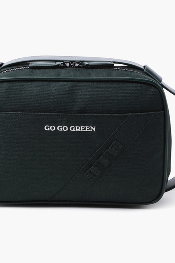 공용 피터보기 파우치백 딥그린(MQ121PBG21)은 골프룩에 어울리는 캐주얼, 미니멀, 스포티 스타일의 파우치백입니다. 딥그린 컬러의 폴리에스터, 나일론 혼방 소재로 제작되었으며, 미디엄 사이즈의 사각 형태에 캐릭터 패턴과 자수 디자인이 특징입니다. 이중 포켓 구조와 뒷면 티꽂이 3개, 더스트백을 포함하여 실용적인 수납 기능을 제공하며, 지퍼형 잠금 방식으로 내용물을 안전하게 보호합니다. 라운딩 시 유용하게 활용할 수 있는 투포켓 설계가 돋보이는 제품입니다.
