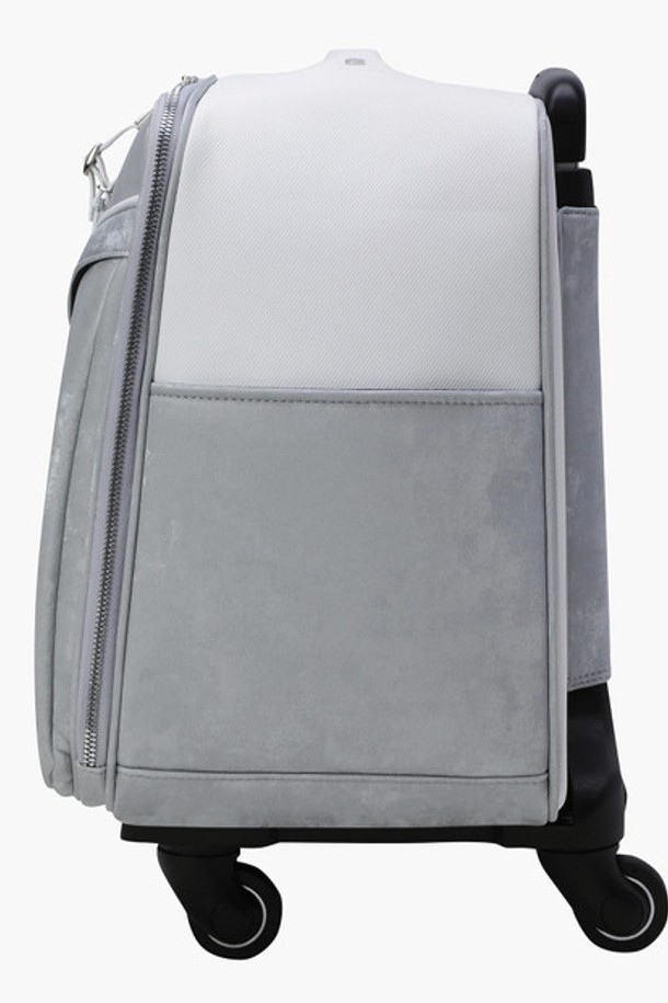 여성 골프 및 여행을 위한 휠 보스턴백(DQ32WFBO71)입니다. 폴리우레탄과 폴리에스터 소재로 제작되어 튼튼하며, 블랙&골드(BLKG)와 실버(SLVG) 색상으로 출시되었습니다. 라지 사이즈로 넉넉한 수납공간을 제공하며, 무지 디자인에 휠 장식으로 포인트를 더했습니다. 4개의 바퀴와 손잡이가 있어 이동이 편리하며, 골프화 전용 분리 포켓과 수납이 용이한 디자인으로 실용성을 높였습니다. 클래식, 미니멀, 스포티한 스타일의 골프룩과 여행룩에 잘 어울립니다.
