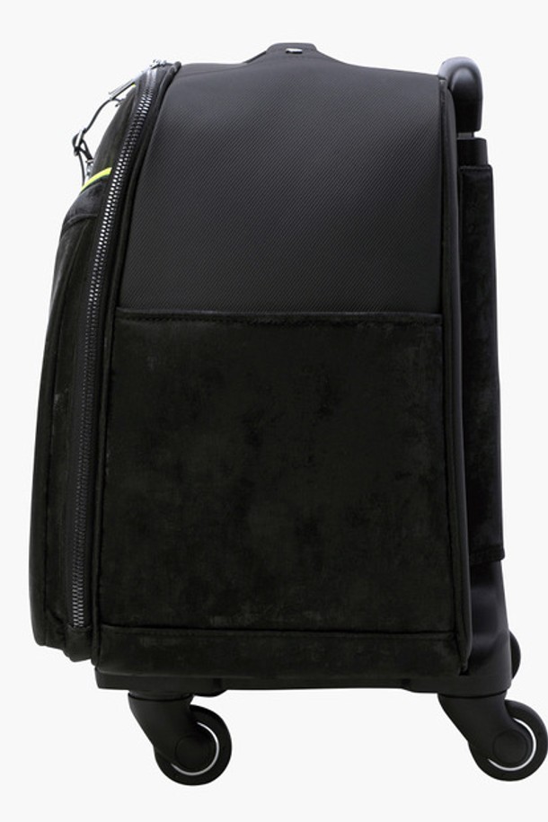 여성 홀인원팩 휠 보스턴백 (DQ32WFBO71)은 골프 및 여행에 적합한 라지 사이즈 가방입니다. 폴리우레탄과 폴리에스터 소재로 제작되어 튼튼하며, 블랙&골드 (BLKG)와 실버 (SLVG) 두 가지 컬러로 제공됩니다. 4개의 바퀴가 장착되어 이동이 편리하며, 골프화 전용 분리 포켓과 손잡이가 있어 실용성을 높였습니다. 무지 패턴의 사각 디자인에, 클래식과 미니멀 스타일을 선호하는 여성에게 적합합니다. 지퍼형 잠금 방식으로 내용물을 안전하게 보관할 수 있는 다용도 보스턴백입니다.
