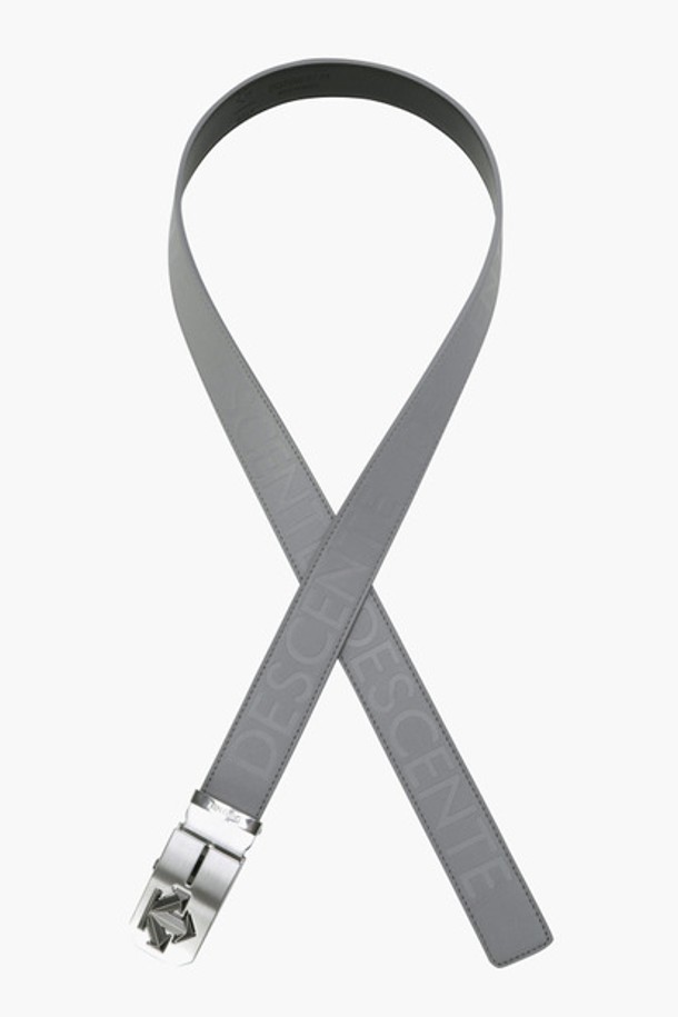 남성 골프룩에 어울리는 '남성 볼마커 반자동 벨트 (DQ32MFBT72)'입니다. 클래식하고 미니멀한 디자인으로, BLKG, GRYG 두 가지 색상으로 제공됩니다. 벨트 폭은 3.5cm, 총 길이는 110cm이며, 버클 여밈 방식으로 제작되었습니다. 반자동 볼마커 세트가 포함되어 있어 편리하며, 볼마커는 단독으로 휴대할 수 있습니다. 추가 볼마커는 별도로 구매 가능합니다.
