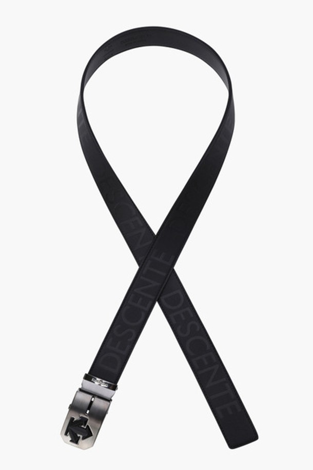 남성 골프룩을 위한 클래식 & 미니멀 스타일의 볼마커 반자동 벨트입니다. BLKG(블랙그레이), GRYG(그레이) 두 가지 색상으로 제공되며, 폭 3.5cm, 총길이 110cm입니다. 반자동 버클 방식으로 편안하게 착용 가능하며, 볼마커를 탈부착할 수 있어 실용적입니다. 벨트 1개로 구성되어 있으며, 추가 볼마커는 별도 구매하여 사용할 수 있습니다. 볼마커를 단독으로 휴대하고 사용할 수도 있습니다.
