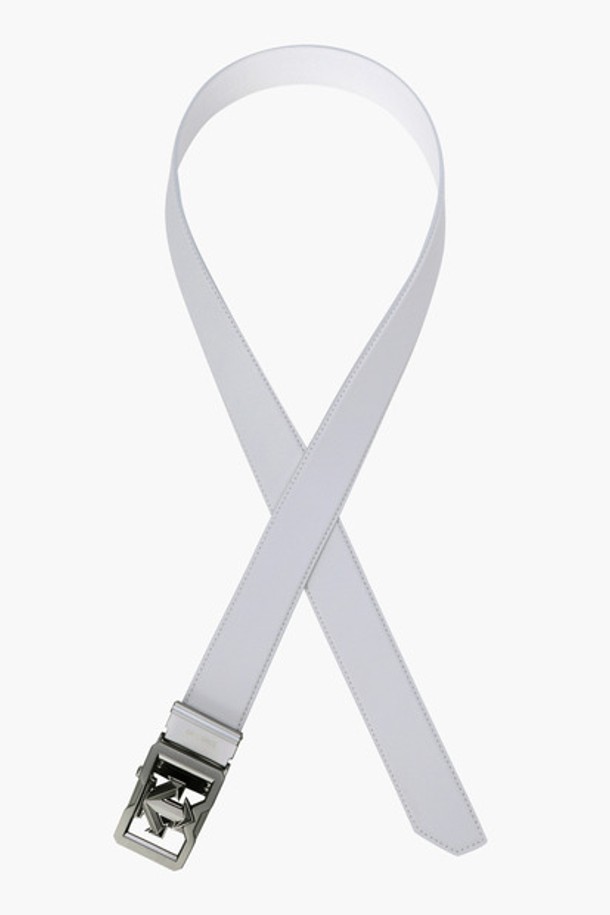 남성 기본 반자동 벨트 (DQ32MFBT71)는 골프룩 및 비즈니스 캐주얼에 잘 어울리는 클래식하고 미니멀한 디자인의 벨트입니다. 프리미엄 천연 소가죽과 합성가죽을 사용하여 제작되었으며, 무지 패턴에 버클 디자인으로 포인트를 더했습니다. 반자동 여밈 방식으로 편리하게 착용 가능하며, 폭 4cm, 총길이 110cm(버클 포함)로 제작되었습니다. BLKG, BWTG, LGYG 세 가지 색상으로 출시되어 다양한 스타일 연출이 가능합니다.
