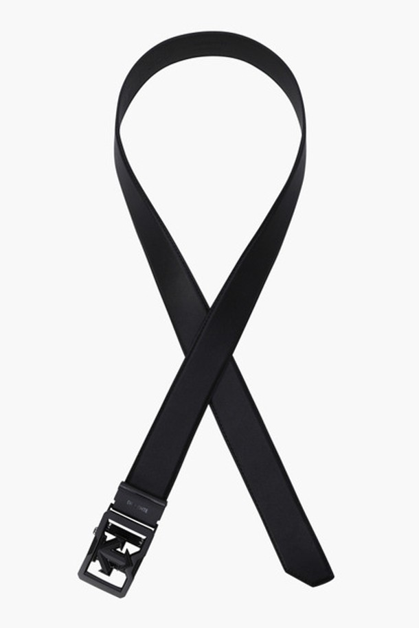 데상트골프 남성 기본 반자동 벨트 (DQ32MFBT71)는 프리미엄 천연 소가죽과 합성가죽을 사용하여 제작되었습니다. 골프룩, 클래식, 미니멀 스타일을 추구하는 남성을 위한 시그니처 아이템으로, 무지 디자인에 반자동 버클 장식이 특징입니다. BLKG, BWTG, LGYG 세 가지 색상으로 제공되며, 버클 여밈 방식으로 간편하게 착용 가능합니다. 필드 위에서 당신의 스타일을 완성해 줄 데상트골프 벨트를 만나보세요.
