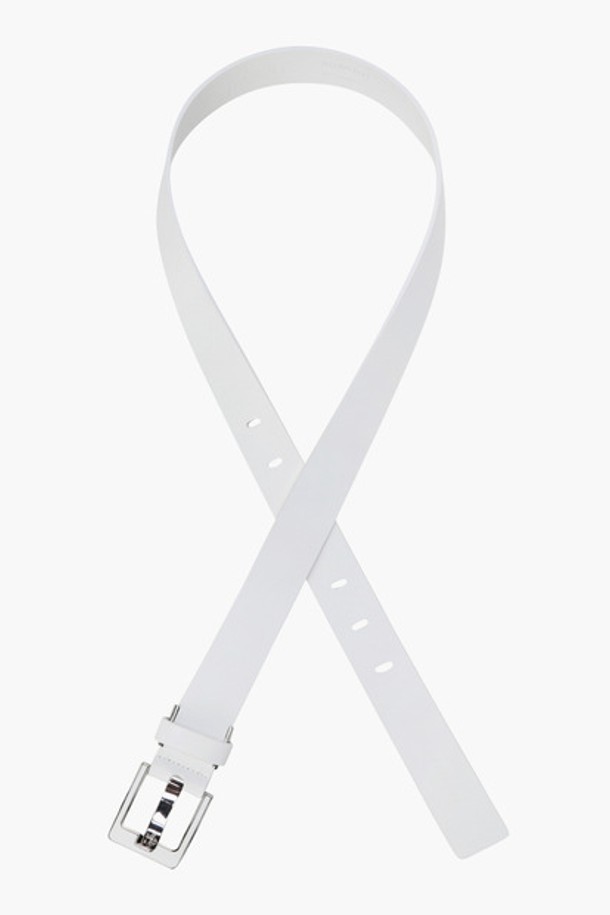 여성 골프룩에 완벽하게 어울리는 심플 벨트 (DQ32WFBT72)입니다. 부드러운 터치감의 천연 소가죽 소재로 제작되어 편안한 착용감을 선사하며, 클래식하고 미니멀한 디자인으로 다양한 스타일에 매치하기 좋습니다. 폭 3cm, 총길이 100cm의 비조 벨트로, 버클 여밈 방식입니다. 화이트와 블랙 두 가지 색상으로 출시되어 취향에 따라 선택할 수 있습니다. 골프 라운딩 시 세련된 스타일을 연출해보세요.
