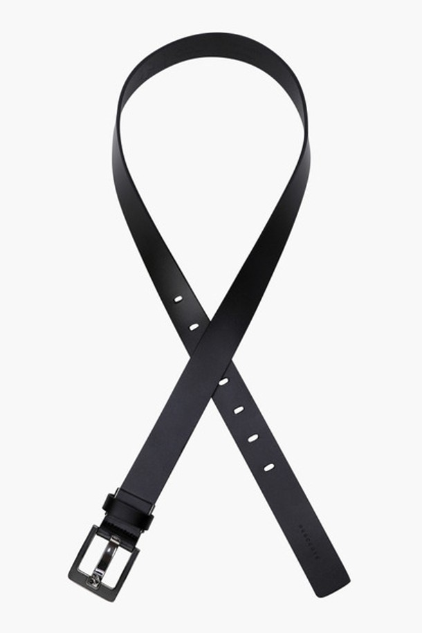 여성 심플 벨트 (DQ32WFBT72)는 부드러운 천연 소가죽 소재로 제작되어 유연한 터치감을 선사합니다. 화이트, 블랙 두 가지 색상으로 출시되어 다양한 골프룩에 코디하기 용이합니다. 심플한 디자인과 무지 패턴으로 클래식하고 미니멀한 스타일을 연출하며, 버클 여밈 방식으로 간편하게 착용할 수 있습니다. 벨트 사이즈 조절이 가능하여 편안한 착용감을 제공하며, 골프 활동 시 스타일리시함을 더해줍니다.
