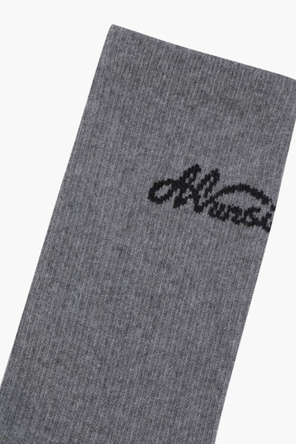 남성용 레터링 크루 삭스 멜란지그레이(MQ321MSO71)는 면, 나일론, 폴리우레탄 혼방 소재로 제작되어 신축성이 뛰어나 편안한 착용감을 제공합니다. 중목 기장의 크루 삭스로, 발목 부분의 로고 디테일이 특징이며, 멜란지그레이, 블랙, 다크그린 세 가지 색상으로 출시되었습니다. 골프 및 일상생활에서 활용하기 좋은 아이템입니다.
