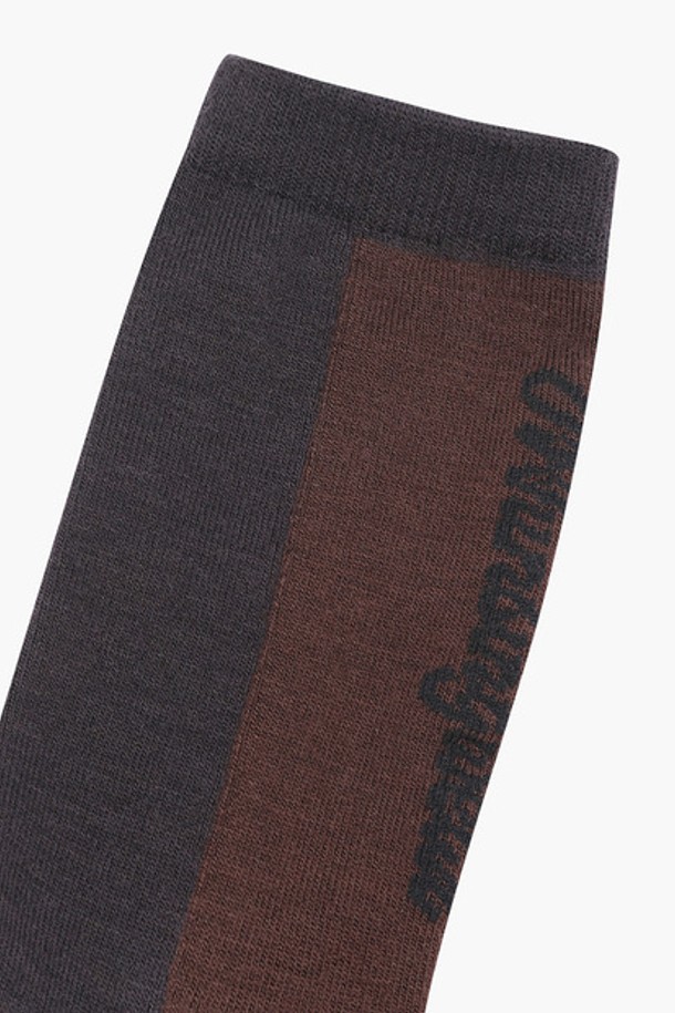 남성용 클래식 울 쿼터 삭스 브라운(MQ321MSO81)는 부드러운 촉감과 중간 두께감으로 편안한 착용감을 제공합니다. 브라운과 그레이 컬러의 컬러블록 디자인과 울 소재, 습기 관리 기능으로 골프 및 일상에서 쾌적하게 사용할 수 있습니다. 일반핏의 쿼터 길이 양말로, 활동성을 높여줍니다.
