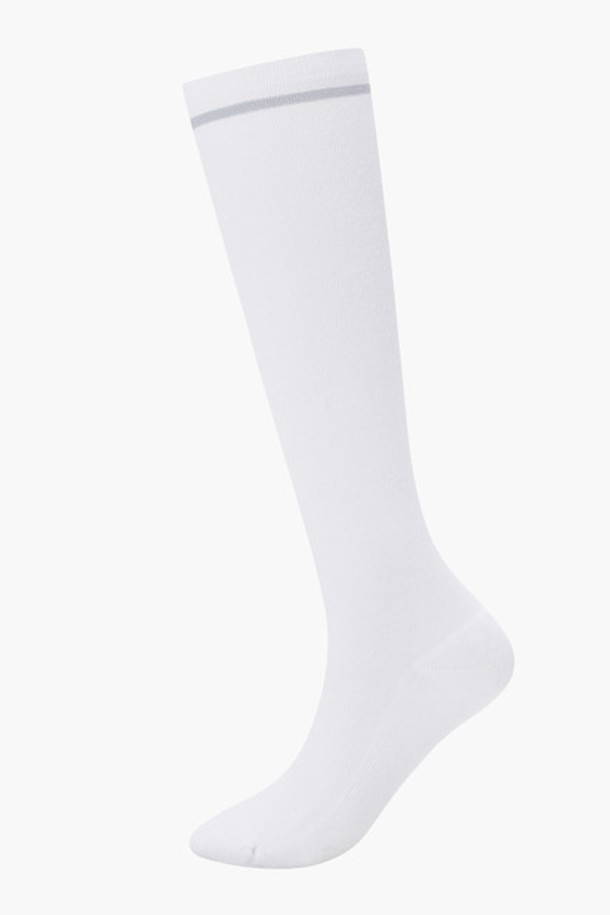 여성 베이직 니삭스 (DQ32WFSO83)는 골프룩에 잘 어울리는 여성용 니삭스입니다. 블랙과 화이트 두 가지 색상으로 출시되어 미니멀하고 클래식한 스타일을 연출합니다. 면, 나일론, 폴리에스터, 폴리우레탄 혼방 소재로 제작되어 사계절 내내 착용 가능하며, 흡습 기능으로 쾌적함을 유지합니다. 발바닥 파일 처리가 되어 있어 편안한 착용감을 제공하며, 무지 디자인으로 어떤 스타일에도 매치하기 용이합니다. 니삭스 길이로 다리가 더욱 길어 보이는 효과를 줍니다.
