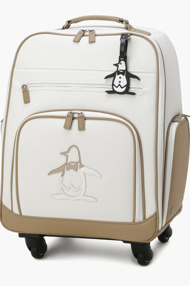 여성 베이지 펭귄 트롤리백(MQ322LTB71)은 여행룩과 골프룩에 잘 어울리는 미디엄 사이즈의 캐주얼 & 미니멀 스타일 트롤리백입니다. 합성가죽과 나일론 소재로 제작되었으며, 베이지 컬러 바탕에 귀여운 펭귄 캐릭터 무늬가 돋보입니다. 손잡이와 바퀴가 있어 이동이 편리하며, 신발 수납공간, 후면 포켓, 네임택, 더스트백을 포함하여 실용성을 높였습니다. 사각형 디자인에 지퍼형 잠금 방식으로 소지품을 안전하게 보관할 수 있습니다.
