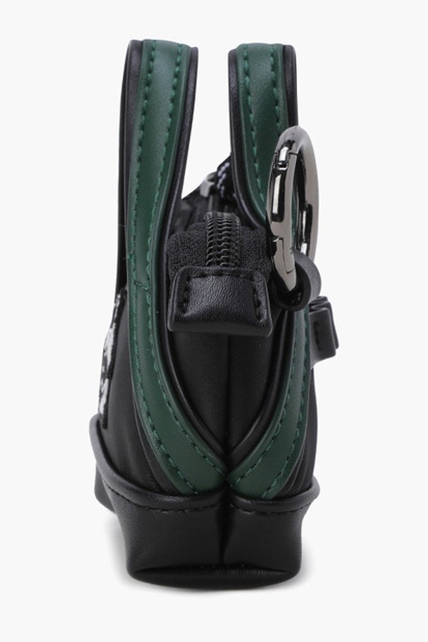 공용 시그니처 볼케이스(MQ322LET73)는 골프룩에 어울리는 미니멀하고 클래식한 스타일의 볼케이스입니다. 합성가죽과 폴리에스터 소재로 제작되었으며, 스몰 사이즈의 사각형 디자인에 지퍼형 잠금 방식으로 편리하게 사용할 수 있습니다. 가로 12cm, 세로 7cm의 아담한 사이즈로, 골프 라운딩 시 필요한 볼을 안전하게 보관할 수 있습니다. 2025년 6월 출시 예정인 이 볼케이스는 깔끔한 디자인으로 어떤 골프 스타일에도 잘 어울립니다.
