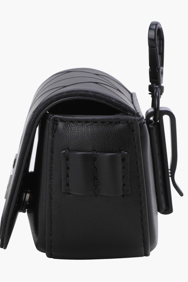 여성 골프룩에 어울리는 미니멀하고 클래식한 디자인의 여성 2볼 케이스 (DQ32WFBG87)입니다. 합성가죽 소재에 무지 디자인으로 깔끔함을 더했으며, BEGG, BLKG 두 가지 색상으로 제공됩니다. 사각 형태의 미니 사이즈로, 후면에 벨트고리 클립이 있어 가방에 간편하게 걸 수 있습니다. 2볼 수납이 가능하며, 티꽂이 기능이 있어 라운딩 시 편리하게 사용할 수 있습니다. 하의 꽂이도 가능하여 실용성을 높였습니다.
