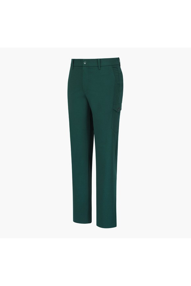 **남성 사이드 포켓 스트레이트 팬츠 (GQ321MPT81)**는 골프 및 일상용으로 활용 가능한 남성용 긴바지입니다. 블랙, 차콜, 그린, 민트 4가지 색상으로 출시되었으며, 스포티하고 캐주얼한 스타일을 연출합니다. 폴리에스터와 폴리우레탄 혼방 소재로 제작되어 사계절 내내 착용 가능하며, 사이드 포켓 디테일로 실용성을 더했습니다. 스트레이트 핏으로 다리 라인을 자연스럽게 커버하며, 편안한 착용감과 탄탄한 실루엣을 제공합니다. 골프룩, 산책룩, 미니멀한 스타일을 선호하는 남성에게 적합합니다.
