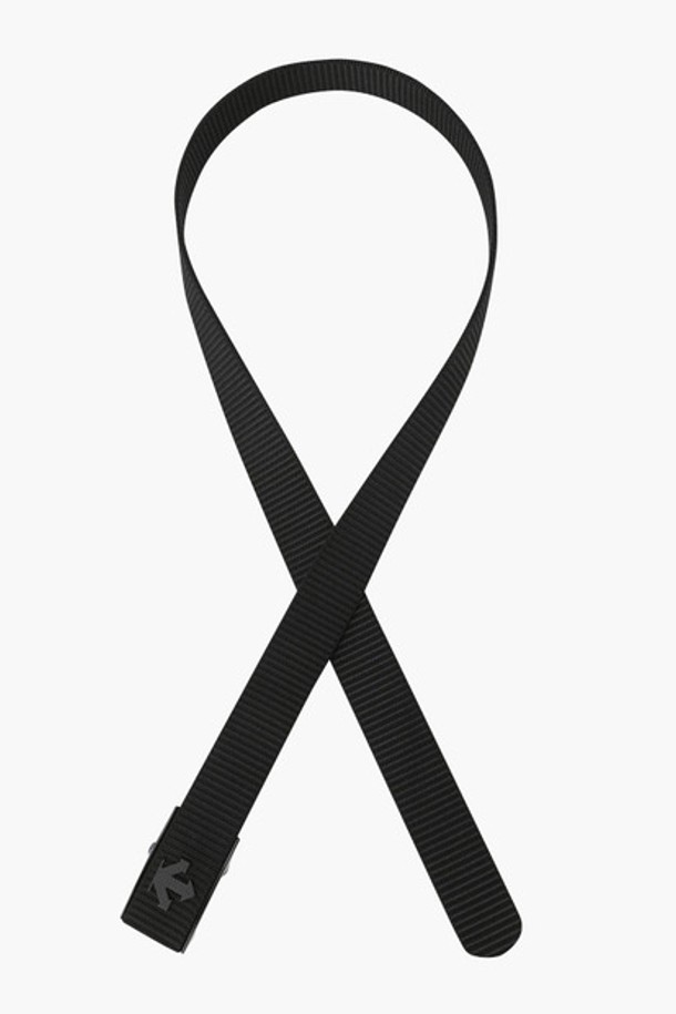 남성 웨빙(Webbing) 반자동 벨트 (DQ32MFBT82)입니다. 골프룩에 어울리는 블랙 색상의 웨빙 소재 벨트로, 캐주얼, 스포티, 미니멀 스타일을 모두 소화합니다. 나일론 소재를 사용하여 내구성을 높였으며, 로고 패턴과 디자인 장식으로 포인트를 더했습니다. 반자동 버클 방식으로 편안하게 착용할 수 있으며, 사이즈 조절 기능으로 활동성을 높였습니다. 골프 활동 시 스타일리시함과 편안함을 동시에 경험할 수 있습니다.
