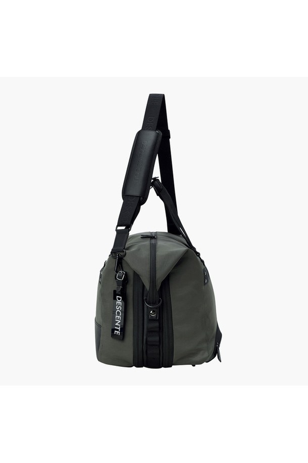 아크먼트(ACMT) 남성 소프트 보스턴백 (DQ32MFBO81)은 고급스러운 스타일의 골프룩을 완성하는 데 적합한 미디엄 사이즈 보스턴백입니다. 블랙과 카키 두 가지 색상으로 출시되었으며, 립자가드 원단을 사용하여 내구성과 세련된 디자인을 동시에 갖췄습니다. 경량 설계와 넉넉한 수납공간, 골프화 전용 분리 수납 포켓, 지퍼형 잠금 방식을 통해 실용성을 높였으며, 클래식하고 미니멀한 디자인으로 어떤 골프 스타일에도 잘 어울립니다.
