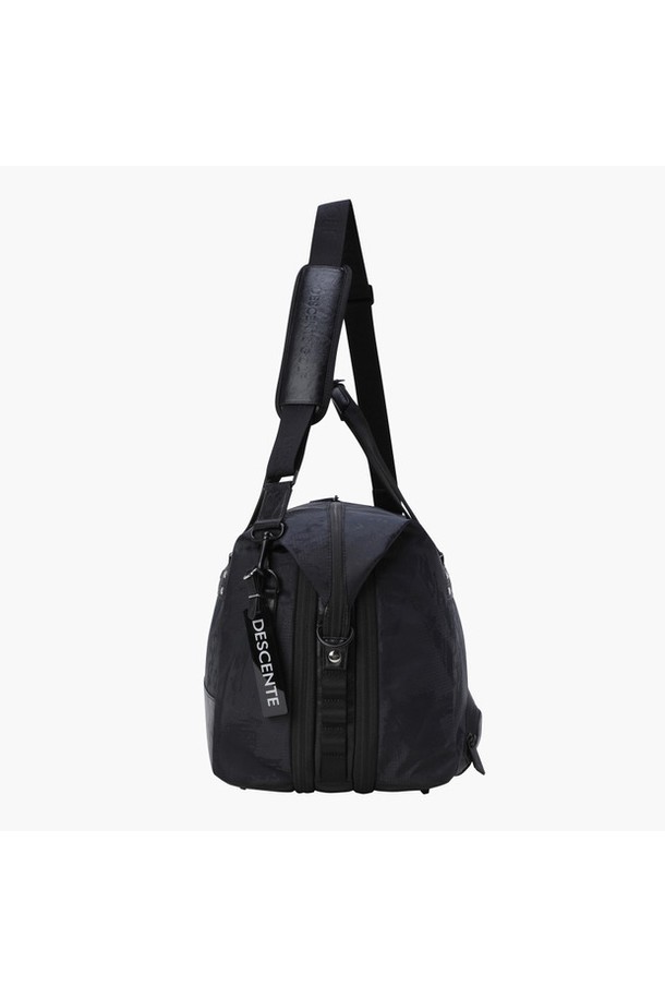 아크먼트(ACMT) 남성 소프트 보스턴백 (DQ32MFBO81)은 고급스러운 스타일의 골프룩을 완성하는 미디엄 사이즈 보스턴백입니다. 립자가드 원단을 사용하여 디자인했으며, 경량 소재인 폴리에스터, 나일론, 인조가죽을 혼합하여 제작했습니다. 클래식하고 미니멀한 디자인으로 골프화 수납 공간 분리, 확장 가능한 넉넉한 수납 공간, 지퍼형 잠금 방식을 갖춰 실용성을 더했습니다.
