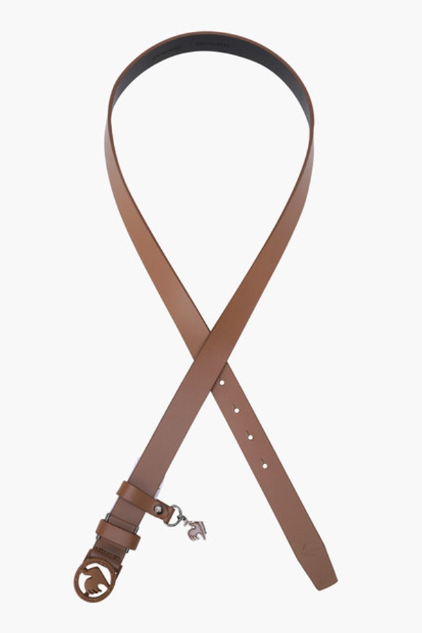 세련된 스타일의 여성 키링 버클 벨트입니다. 소가죽 소재로 제작되어 고급스러움을 더하며, 블랙과 카멜 두 가지 색상으로 만나보실 수 있습니다. 로고 버클, 키링, 림 포인트 디자인이 돋보이며, 골프 및 데일리룩에 모두 활용 가능한 실용적인 아이템입니다.
