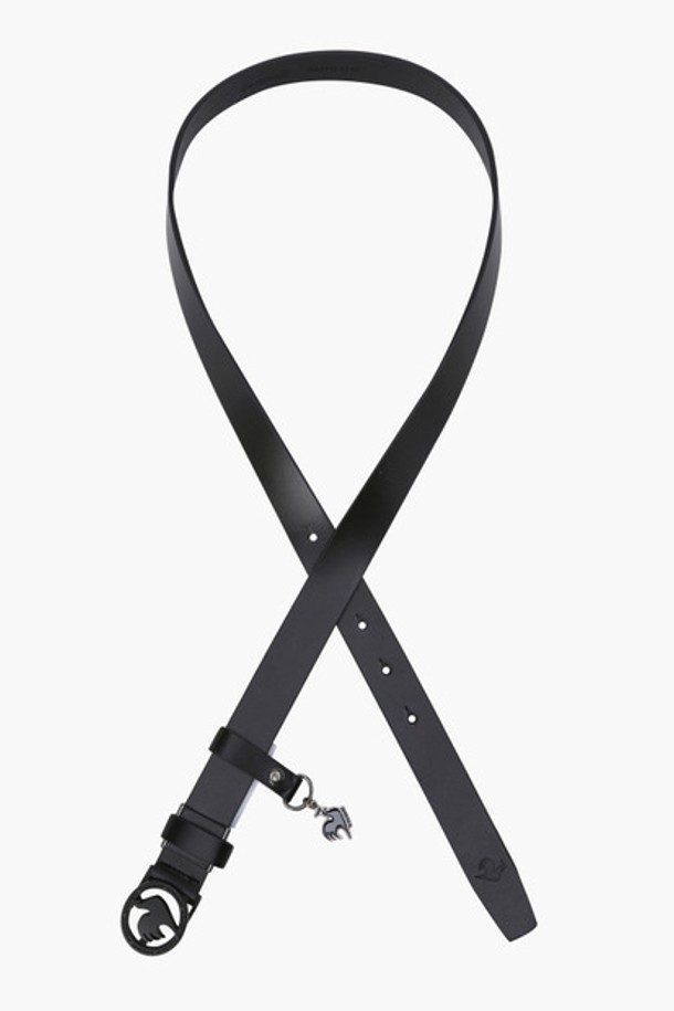 세련된 여성 키링 버클 벨트 (GQ322LBE81)입니다. 천연 소가죽 소재에 키팅 패턴과 로고 버클 디자인이 돋보이며, 데일리 및 골프 스타일에 포인트를 더해줍니다. 폭 2.6cm, 총길이 110.5cm 사이즈로, 실용성과 스타일을 동시에 만족시키는 아이템입니다.
