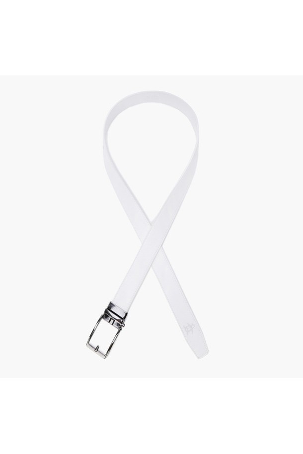 남성 슬라이드 락 벨트 화이트(MQ311MBT84)는 골프룩에 잘 어울리는 남성용 벨트입니다. 미니멀하고 스포티한 스타일을 연출하며, 부드러운 합성가죽 소재로 제작되었습니다. 자동 슬라이드 방식의 슬라이드락 버클 디자인으로 간편하게 사이즈 조절이 가능합니다. 화이트 색상과 무지 패턴으로 깔끔함을 더하여 다양한 코디에 활용할 수 있습니다.
