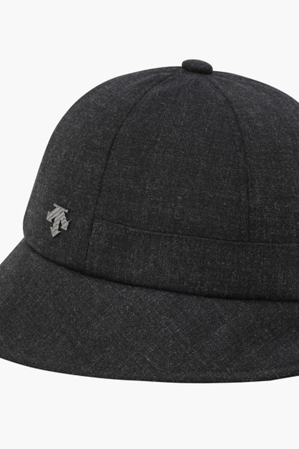 DQ32WFCP92 여성 라운드 버킷햇입니다. 골프룩, 캐주얼, 미니멀, 클래식 스타일에 잘 어울리는 모자입니다. 가을 시즌에 적합하며, BEGG, BLKG, IVYG 세 가지 색상으로 제공됩니다. 챙 넓이는 7cm이며, 폴리에스터, 레이온, 울, 폴리우레탄 혼방 소재로 제작되어 조직감 있는 촉감을 선사합니다. 사이즈 조절 기능이 있어 머리를 묶고도 편안하게 착용 가능하며, 라이프스타일 웨어로도 활용할 수 있습니다.
