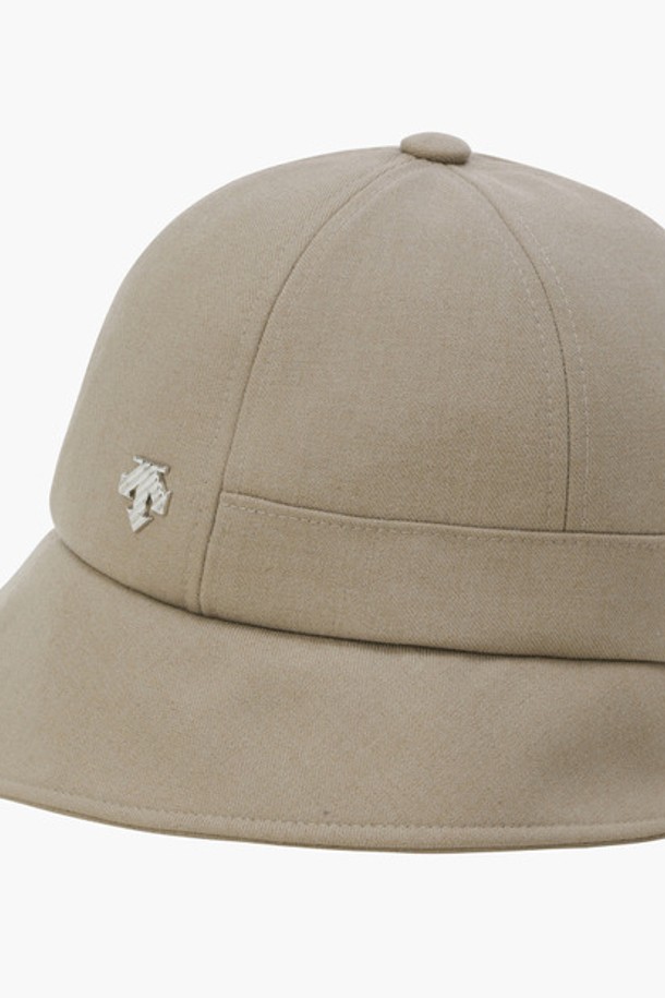 여성 라운드 버킷햇 (DQ32WFCP92)입니다. 가을 시즌 골프 및 일상용으로, 캐주얼, 미니멀, 클래식 스타일을 연출하기 좋습니다. 베이지(BEGG), 검정(BLKG), 아이보리(IVYG) 세 가지 색상으로 출시되었습니다. 폴리에스터, 레이온, 울, 폴리우레탄 혼방 소재로 제작되어 조직감 있는 촉감을 제공하며, 챙 넓이는 7cm입니다. 머리를 묶고 착용할 수 있으며, 사이즈 조절이 가능합니다.
