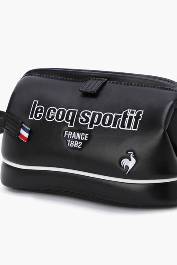 마그네틱 카트 파우치 (GQ311MBG88)는 골프룩에 어울리는 미니멀하고 클래식한 디자인의 남성용 골프 파우치입니다. 블랙과 화이트 두 가지 색상으로 출시되었으며, 합성가죽 소재로 제작되어 고급스러운 느낌을 줍니다. 미디엄 사이즈의 사각 형태이며, 로고 패턴과 마그네틱 디자인 장식이 특징입니다. 카트에 부착하여 사용할 수 있으며, 골프 용품을 실용적으로 수납할 수 있는 공간을 제공합니다. 마그네틱형 잠금 방식으로 편리하게 사용할 수 있습니다.
