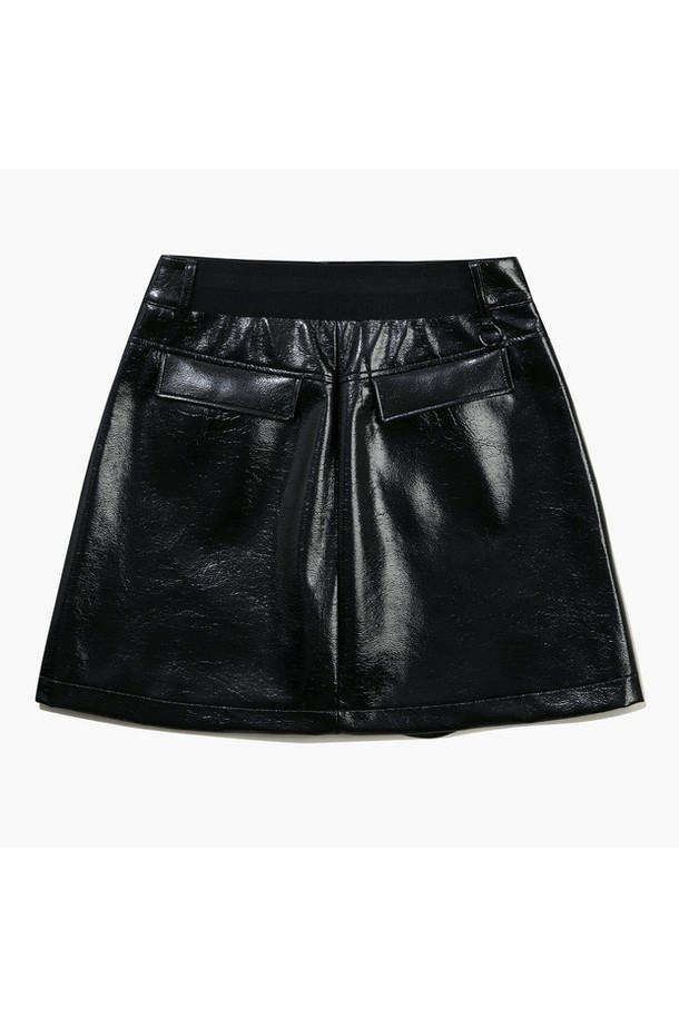 여성 비건레더 스커트 블랙(MQ322LSK93)는 간절기에 적합한 미니스커트입니다. 부드러운 촉감의 비건 가죽과 폴리에스테르 소재로 제작되어 H라인 핏을 연출하며, 허리 지퍼 여밈과 웨이스트밴드로 편안한 착용감을 선사합니다. 모던하고 미니멀한 스타일로, 무지 디자인과 블랙 컬러가 세련된 분위기를 더합니다. 특히 골프룩으로 활용하기 좋으며, 클래식한 스타일을 선호하는 여성분들께 추천합니다.
