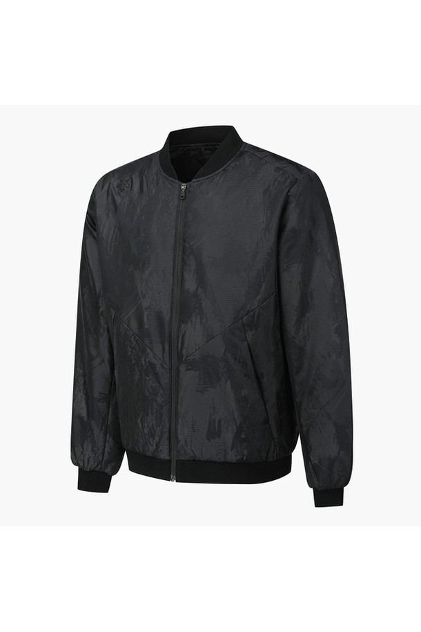 아크먼트(ACMT) 남성 자카드 블루종 패딩 점퍼 (DQ32MFBL94)는 남성용 블루종 패딩으로, 겨울철 보온성을 책임지는 아이템입니다. 스포티한 스타일과 캐주얼한 분위기를 동시에 연출하며, 골프룩과 겨울 데일리룩에 모두 활용 가능합니다. 자카드 패턴이 돋보이는 디자인으로, 어깨 부분의 니트 디테일이 특징입니다. 프리마로프트 충전재를 사용하여 뛰어난 보온성을 제공하며, 신축성 있는 소재로 활동성을 높였습니다. 골프 스윙에 최적화된 디자인으로 제작되어 스포츠 활동 시에도 편안하게 착용할 수 있습니다.
