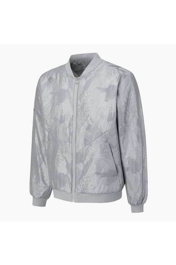 아크먼트(ACMT) 남성 자카드 블루종 패딩 점퍼 (DQ32MFBL94)는 골프 및 일상용으로 활용 가능한 남성용 아우터입니다. 겨울 시즌에 적합하며, 스포티하면서도 모던한 스타일을 연출합니다. 자카드 패턴이 돋보이며, 레귤러핏으로 편안하게 착용할 수 있습니다. 

블루종 디자인에 집업 여밈 방식을 적용했으며, 두꺼운 두께감으로 보온성을 높였습니다. 프리마로프트 충전재와 어깨 니트 디테일, 신축성으로 활동성을 더했습니다. BLKG, LGYG 두 가지 컬러로 제공됩니다.
