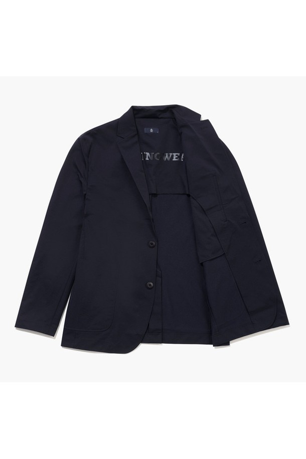 남성 골프 활동에 최적화된 MQ321MJK91 스트레치 재킷입니다. 4WAY 스트레치 소재로 제작되어 활동성을 높였으며, 부드러운 촉감과 경량 두께로 편안한 착용감을 제공합니다. 다크 네이비(DNVY) 컬러의 무지 디자인으로 스포티하고 미니멀한 스타일을 연출합니다. 발수, 자외선 차단(UPF 15+), 방풍, 방수 기능을 갖춰 변덕스러운 날씨에도 쾌적하게 라운딩을 즐길 수 있습니다. 리글란 소매와 버튼 여밈 방식으로 디자인되었으며, 긴 소매 기장의 레귤러 핏 재킷입니다.
